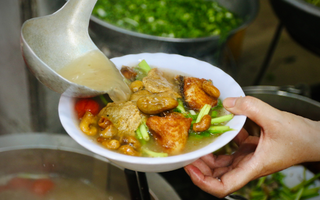 Quán bún đầu cá hiếm hoi ở Hà Nội, siêu đông khách nhờ tận dụng thứ ít dùng