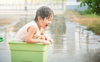 Nắng nóng cho trẻ nghịch nước có làm chúng bị ốm không? 3 lý do khiến trẻ cực kỳ thích nước, cha mẹ đừng quá lo lắng mà cấm cản con mình