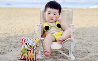 Được mẹ cho đi biển, bé gái 7 tháng tuổi tung bộ ảnh bikini ''6 ngấn'' siêu đáng yêu