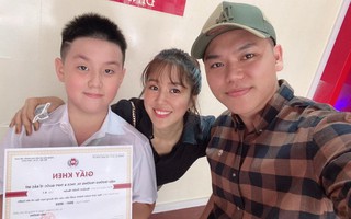 Con trai Lê Phương được nhà trường trao tặng giấy khen: Hành động của bố dượng dưới hội trường gây chú ý