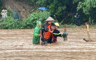 Cận cảnh ngập nặng ở Sơn La sau mưa lớn, bộ đội vượt lũ cuồn cuộn giúp dân sơ tán