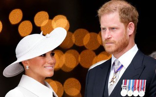 Chuyến trở về lặng lẽ của vợ chồng Meghan: Không còn là ngôi sao ở hoàng gia và niềm hy vọng hòa giải vẫn xa vời