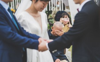 Cô dâu nhìn lễ đường rồi bật khóc ngay lập tức, bố chú rể liên tục rơi nước mắt!