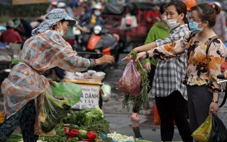 "Bão giá" đánh thẳng vào ví tiền chị em nội trợ: Người thắt lưng buộc bụng, kẻ quay cuồng làm thêm ngoài giờ