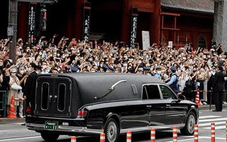 Người dân Nhật Bản xuống đường tiễn đoàn xe chở linh cữu cố Thủ tướng Abe Shinzo