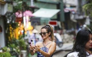 Khách Tây tấp nập check-in 'xóm cà phê đường tàu' Hà Nội