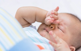 4 nguy cơ tiềm ẩn khi trẻ dụi mắt quá nhiều: Cha mẹ đừng nghĩ con buồn ngủ, chậm chữa trị có thể gây mù lòa