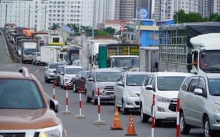 Người dân TP.HCM đổ xô đi du lịch cuối tuần, cao tốc kẹt xe từ sáng đến trưa