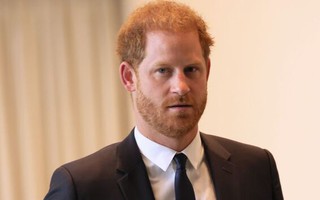 Cuốn sách hồi ký bom tấn của Hoàng tử Harry gặp phải "đối thủ" đáng gờm, chưa ra mắt đã gây nhiều sóng gió
