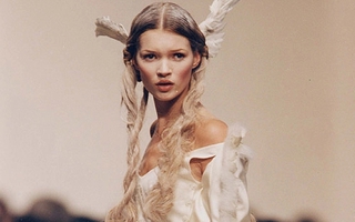 Siêu mẫu Kate Moss tiết lộ những góc khuất ít ai biết của làng mốt