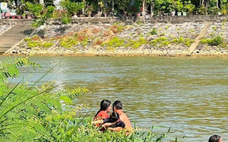 Đi bắt ốc, hai anh em họ đuối nước
