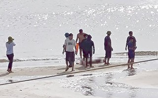 2 mẹ con du khách người Hà Nội đuối nước thương tâm khi tắm biển Thiên Cầm