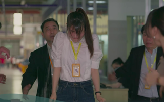 Giấc mơ của mẹ tập 4: Diễm My bị nước bẩn rơi trúng mặt vì cứu sếp lớn