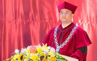 ĐH Kinh tế phản hồi về hình ảnh hiệu trưởng cầm quyền trượng trong lễ tốt nghiệp: "Đây là truyền thống lâu năm của nhà trường"