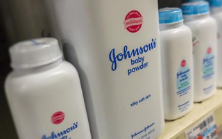 Johnson & Johnson dừng bán phấn rôm trẻ em trên toàn cầu