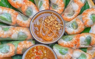 Gắp miếng gỏi cuốn chấm vô chén nước chấm rồi bỏ miệng, nghe lòng bổi hổi bồi hồi vì... ngon