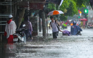 Hàng loạt xe máy "chết đuối" khi cố gắng vượt biển nước ở Hà Nội