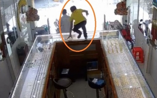 Nhân viên tiệm vàng bay như Tôn Ngộ Không, tóm gọn tên cướp