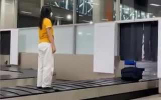 Thêm một trường hợp du khách leo lên băng chuyền để quay TikTok