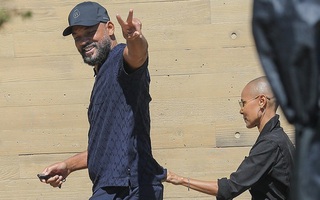 Will Smith xuất hiện cùng vợ lần đầu tiên sau cái tát ầm ĩ tại Oscar 2022