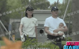 Lý Á Bằng bế con đi chơi, hạnh phúc sánh đôi bên bà xã kém 19 tuổi