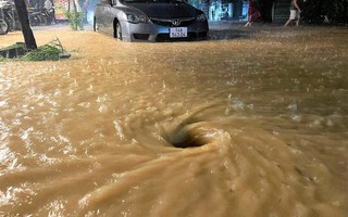 Người dân Hạ Long chạy lũ xuyên đêm