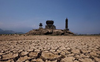 Hạn hán khiến hồ nước ngọt lớn nhất Trung Quốc khô cạn, hòn đảo 1.000 năm lộ ra hoàn toàn
