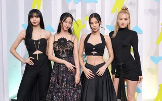 14 bộ cánh làm nên chuyện ở thảm đen VMAs 2022