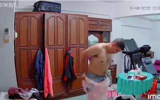 Mở camera kiểm tra, vợ 'bắt quả tang' hành động lạ của chồng khi ở nhà một mình