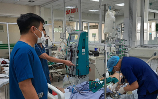 Mắc cúm A bị biến chứng nặng không ngờ, nữ bệnh nhân 40 tuổi bị suy hô hấp nặng phải đặt ECMO