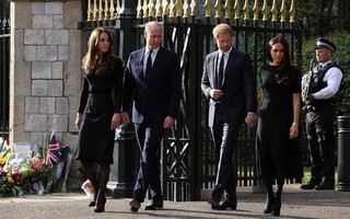 Nữ hoàng Elizabeth II băng hà: Điều bất ngờ bên ngoài lâu đài Windsor