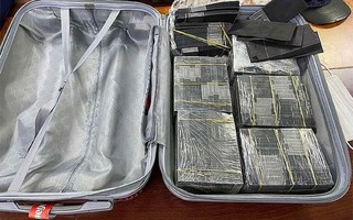Phát hiện 1 triệu USD bị nhuộm đen ở sân bay Tân Sơn Nhất