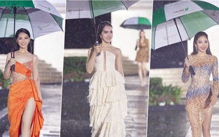 Người đẹp Hoa khôi sông Vàm che ô đi catwalk dưới mưa