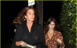 Cindy Crawford đẹp hút mắt khi đi ăn tối cùng con gái cưng
