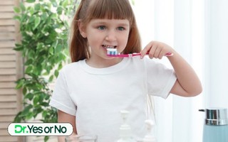 Cha mẹ cho con dùng nước súc miệng thế nào, đã đúng cách chưa?