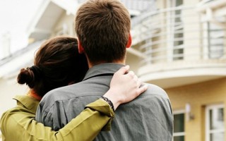 Hàng xóm mách bí mật động trời của em dâu tương lai, em trai phản ứng khó hiểu