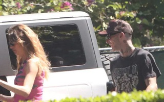 Adam Levine bị người phụ nữ thứ 5 tố cáo, Behati Prinsloo vẫn bình thản