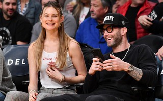 Vợ chồng Adam Levine tập trung cứu vãn cuộc hôn nhân trước tin ngoại tình
