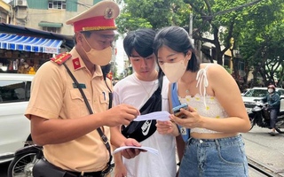 CSGT phát tờ rơi trên "phố cà phê đường tàu" để cảnh báo du khách