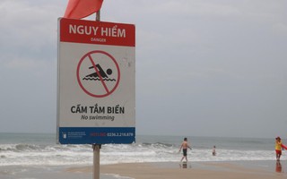 Biển động sóng to, nhiều người ở Đà Nẵng vẫn liều mình tắm biển