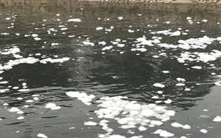 Hà Nội: Bất ngờ kênh dẫn nước Yên Sở bọt trắng như băng đổ ra sông Hồng