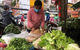 Giá rau xanh tăng vọt, hàng từ miền Trung về TPHCM bị gián đoạn do bão