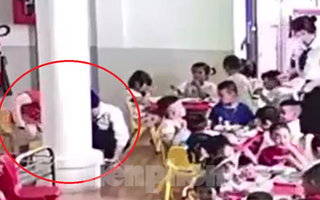 Bình Dương: Cho thôi việc bảo mẫu có hành vi bốc thức ăn dưới đất lên cho học sinh ăn