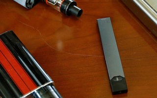 Thanh thiếu niên hút thuốc lá điện tử dễ bị nghiện nicotine