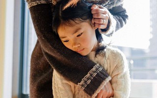 Học sinh làm đổ chai nước của bạn nhưng không chịu xin lỗi, cô giáo có cách xử lý đáng đưa vào sách giáo khoa