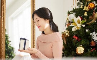 Kỉ niệm 5 năm ngày cưới, chị chồng tặng món quà khiến tôi xấu hổ