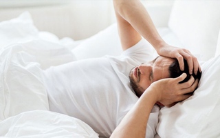 Thói quen uống rượu không ăn đi ngủ ngay khiến nhiều người trẻ tổn thương não