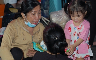 "Biển người" lỉnh kỉnh đồ đạc ở bến xe miền Tây lúc 12h đêm chờ về quê đón Tết