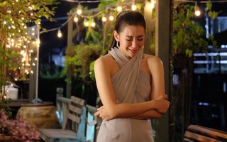 Nắm bàn tay của mẹ, tôi bất lực òa khóc nức nở