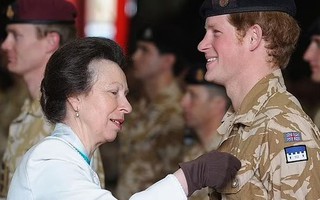 Khi Hoàng tử Harry than vãn, Công chúa Anne được gọi tên